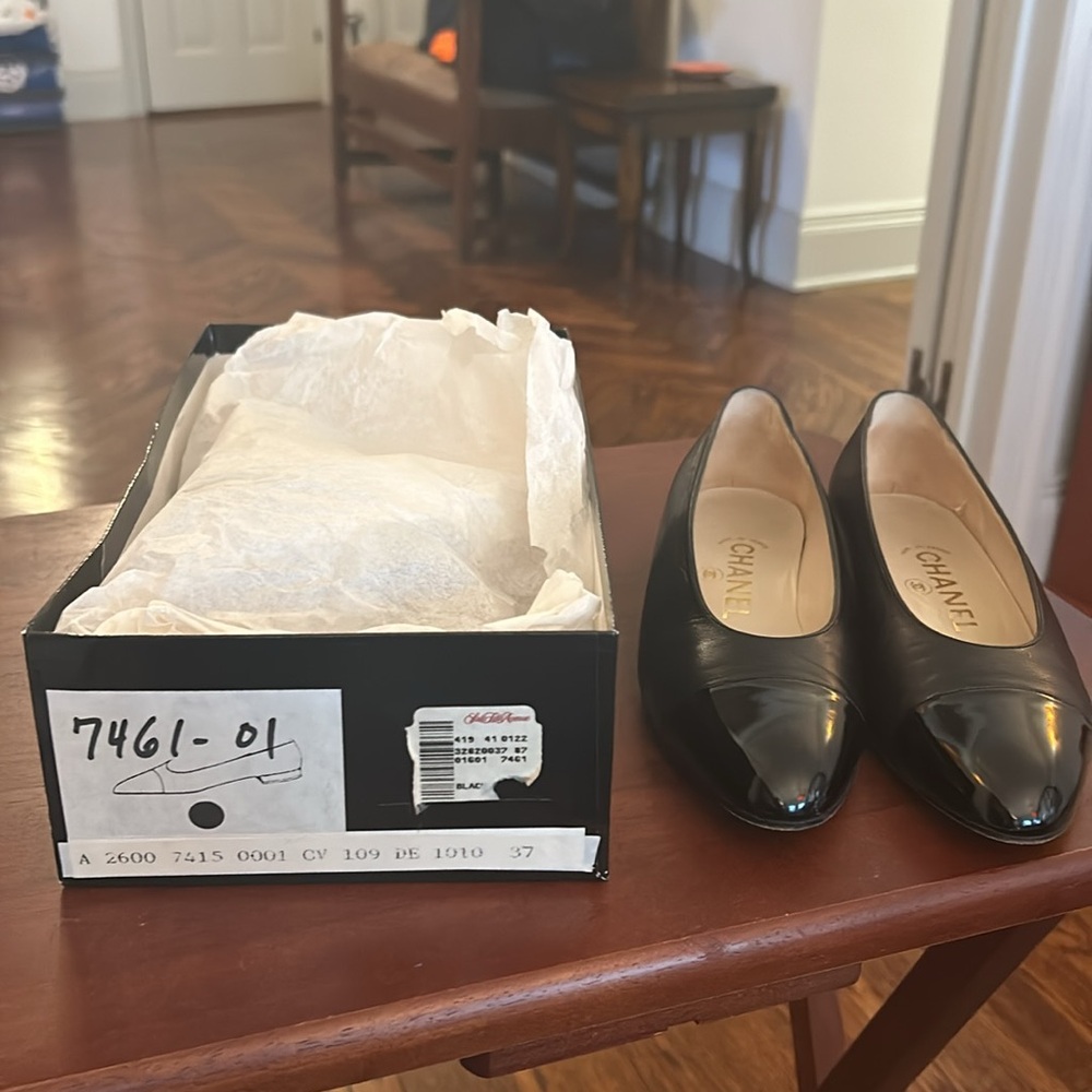 Vintage Chanel Flats with patent leather toe - Picture 5 of 6